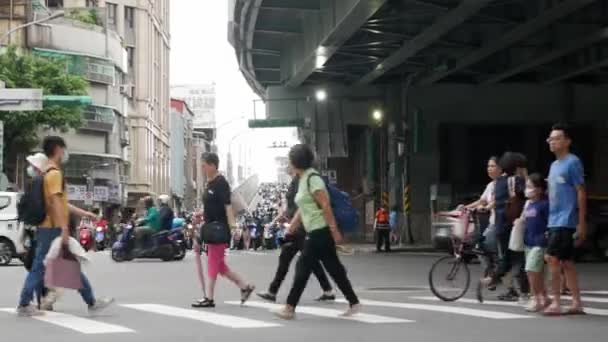 7月26 2023 タイペイ タイワン 通りを横断する歩行者と昼間のラッシュアワーで多くの車のトラフィックを持つ台北市のストリートロードビュー — ストック動画