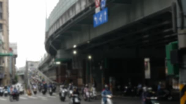 在台北 每天高峰时间城市生活中 从连接城市的公路桥上驶来的摩托车车流满街都是 令人目不转睛 — 图库视频影像