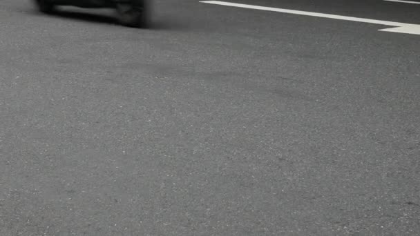 Низкий Угол Зрения Асфальт Улице Дороги Движением Многих Автомобилей Мотоциклов — стоковое видео