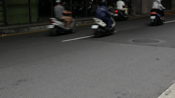 ラッシュアワーの交通機関で台北市中心部の交差点で道路上の多くの車やオートバイの交通でアスファルトストリート道路への低角度ビュー — ストック動画