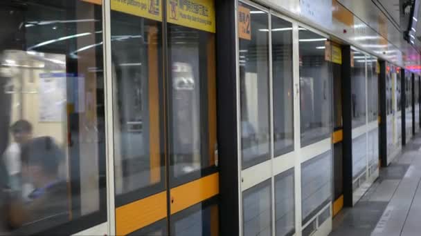 지하철 플랫폼 장벽에 선택적인 초점으로 역에서 출발하는 통근자를 지하철 지하철 — 비디오