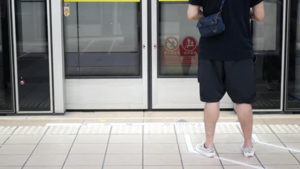Nízký Úhel Pohledu Vstupní Bránu Stanice Metra Zatímco Nádraží Přibližuje — Stock video