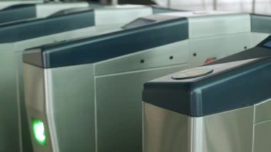 Yolcu bilet alıp tren sistemine girerken metro istasyonunun otomatik kapısını görüntüle