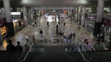 16 Ağustos 2022 Kuala lumpur, Malezya. Kuala Lumpur ana tren istasyonunun ana giriş salonunun üst katı. Yanında bavul taşıyan bir grup yolcu var.