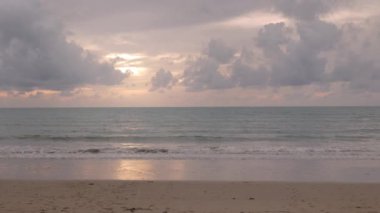 Deniz kıyısı, beyaz kumlu, turkuaz, tropikal su denizli, günbatımı, vanilya gökyüzü, tropikal doğa, yaz manzarası, tatil geçmişi.