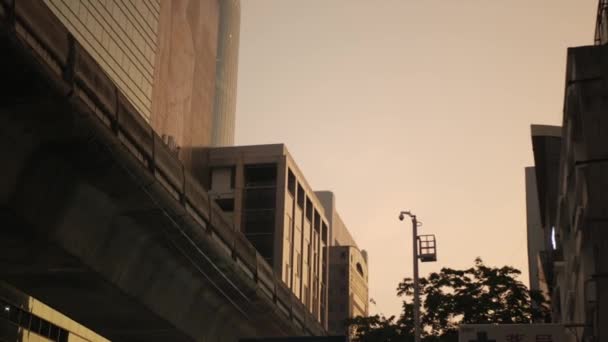Θέα Στο Κτίριο Γραφείων Γυαλιών Στο Ηλιοβασίλεμα Τον Σιδηρόδρομο Του — Αρχείο Βίντεο