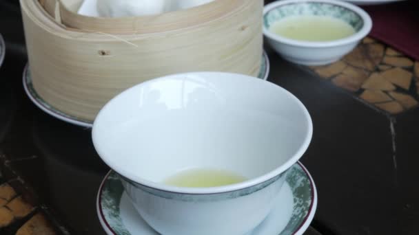 把普洱茶倒在茶杯里 传统的中国茶道在茶几上 — 图库视频影像
