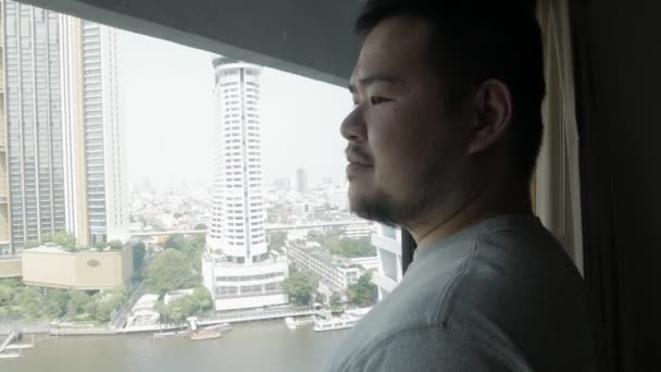 April 2022 Bangkok Thailand Asiatischer Mann Blickt Aus Dem Großen — Stockvideo