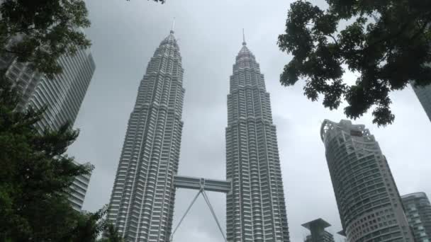 2022年8月15日 马来西亚吉隆坡 双塔双塔城市景观 高耸的摩天大楼在阳光下环绕着现代建筑 — 图库视频影像