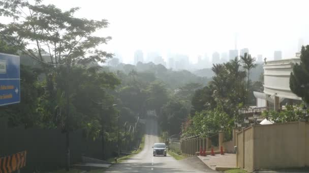 8月16 2022 クアラルンプール マレーシア 地元の通りを眺め 空の日の出と共にマレーシアのクアラルンプール市内中心部に入ります — ストック動画