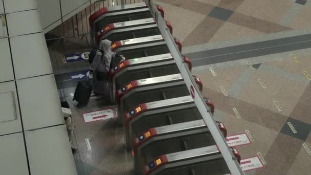 Augustus 2022 Kuala Lumpur Maleisië Passagier Door Ticket Gate Rfid — Stockvideo