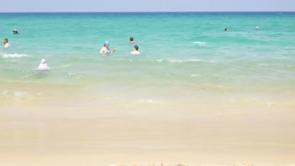 4月7 2023 プーケット 多くの人々がビーチでリラックスし 晴れた日の下で屋外の水活動を行う澄んだ青い空 4Kビデオでプーケット熱帯島の休暇の休日 — ストック動画