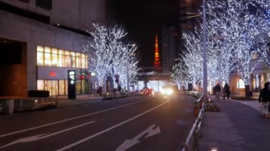 Decemer29,2023.Tokyo, Japonya. Sokak boyunca ağaçların aydınlatılması Tokyo Kulesi 'nin ikonik simgesine götürür. Yılbaşı kutlamaları için gece vakti.