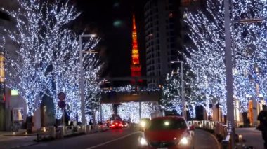Decemer29,2023.Tokyo, Japonya. Sokak boyunca ağaçların aydınlatılması Tokyo Kulesi 'nin ikonik simgesine götürür. Yılbaşı kutlamaları için gece vakti.