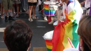 Bangkok, Tayland 'da Haziran 4.2023.Bangkok Gay LGBTQ + Onur Yürüyüşü Festivali ya da Bangkok' un merkezindeki Bangkok Onur Festivali 2023. Bangkok Gurur Festivali. Gurur yürüyüşünde eşcinsellerin bayrağını sallayan kalabalık