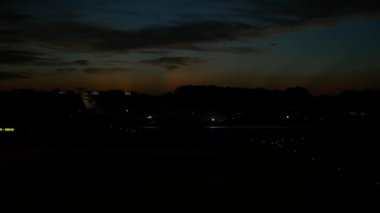 24 Temmuz 2023. Cingapore Changi Uluslararası Havaalanı. Yazın gün batımında gökyüzü ile birlikte Changi Havalimanı 'nda faaliyet gösteren uçak uçağıyla birlikte havaalanı manzarası.