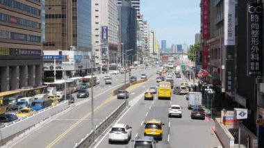 27 Temmuz 2023.Taipei, Tayvan.sokak manzarası yaya ve araba trafiğiyle kesişme noktasında yüksek binalarla çevrili trafik yaz saatine kadar. Taipei 'de şehir hayatı