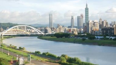 Tayvan 'ın Taipei başkentinin yatay manzara manzarası. Günbatımında gökdelenin alacakaranlık saatinin altında rüzgarlı bulutlu hava koşullarıyla yüksek gökdelen binası. Modern metropol büyük şehri.