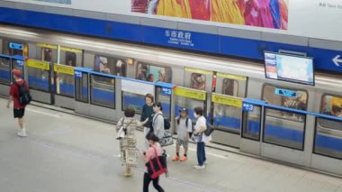 Tren istasyonu metro istasyonuna gelen yolcu kalabalığı, yeraltı tren istasyonunda bekleyen insanlar, metro treninden inen yolcu. Toplu taşıma.