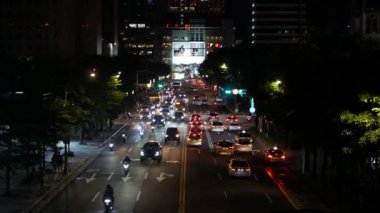 30 Temmuz 2023.Taipei, Tayvan.air arazi trafiği sokak manzarası karayolu üzerinde Tayvan 'ın merkez şehir merkezi bölgesinde gece vakti