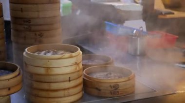 Çin Tayvan restoranında, Tayvan mutfağında, bambu buharlı sıcak akıntılı geleneksel Tayvan yemekleri pişirirken içi gamzeli hamur köftesi dolu kule sepetine bakın.