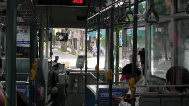 30 Temmuz 2023 Taipei, Taiwan.manzara görüntüsü Taipei metropolü kamu otobüsünün içinde, şehirde hareket halindeyken.