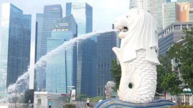 Merlion Meydanı 'ndaki Merlion heykeline bakın, marina körfezi bölgesinde turist ve Singapur şehir merkezindeki birçok gökdelen işletme finans binasının geçmişi var.