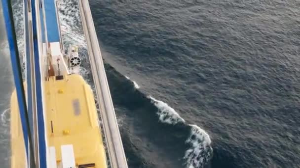 Statek Ratunkowy Gigantycznym Statku Wycieczkowym Widok Powierzchnię Oceanu Falami Poniżej — Wideo stockowe
