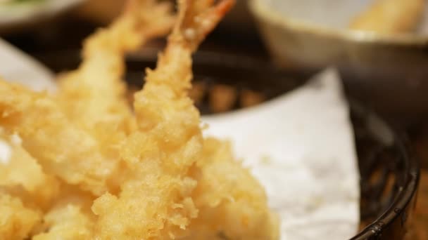 Zavřít Výběrové Zaměření Talíř Křupavé Krevety Temupra Japonské Jídlo Zatímco — Stock video