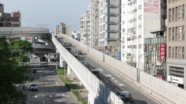 7월26 2023 대만에서 타이페이의 메가시의 도로에 타이페이 자동차가 여름에 통행을 — 비디오