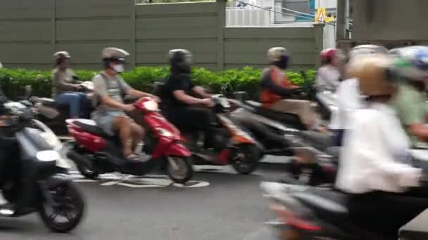 7月26 2023 タイペイ タイペイ タイペイ タイペイ旧市街で昼間のアスファルト道路の多くのバイクの交通で台北市内の道路ビュー — ストック動画