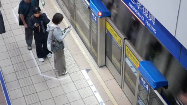 30Июля 2023 Taipei Taiwan View Crowded Passenger Waiting Arriving Subway — стоковое видео