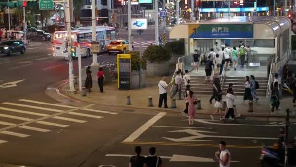 2030年7月23日 台北市中心部の有名なショッピングエリア 台北市街地で夜の通りを横断する人々が混み合った大洋風景 台湾のショッピングストリートを歩く — ストック動画