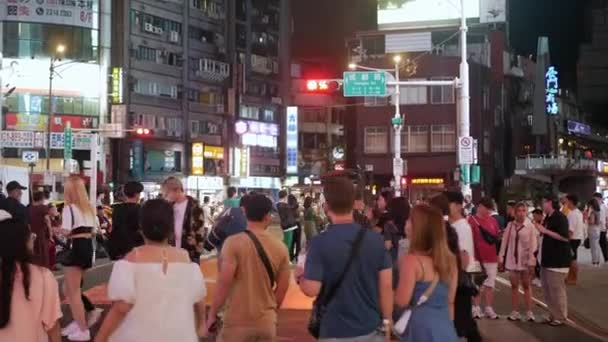 7月30 20233 タイペイ タイペイ市内中心部の有名なショッピングエリアで 夜のショッピングが盛りだくさん 台湾のショッピングストリートを歩く — ストック動画