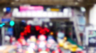 Gece vakti yola çıkan trafik ve bokeh ışıklarıyla otoyol jeti odak alanının dışında, aydınlık arka planlı astrakt trafik manzarası