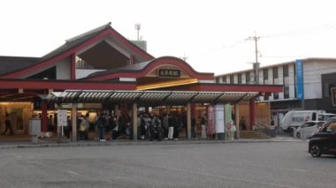 15 Kasım 2022 Fukuoka, Japonya. Dazaifu tren istasyonuna ve otobüs durağına gündüz gelen otobüsü bekleyen birçok yolcunun görüntüsü
