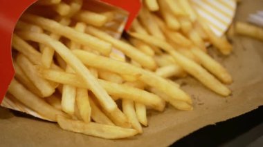 Eline yakın dur ve taze patates kızartması al. Partide sağlıksız yemekler ye..