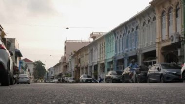 30 Ocak 2023.Phuket, Tayland. Phuket Eski Kasabası 'nda sabah erken saatlerde inşa edilen Güzel Sino Portekiz mimari yolunun yerel sokak manzarası.