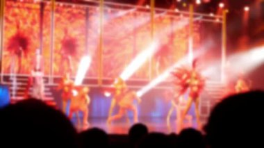 Nisan 30,2023. Ne? Royal Caribbean 'daki Royal Theatre' da Broadway sahne şovu, gece vakti Sea Cruise Ship 'in Spektrum' u, yolcu gemisinde ücretsiz tatil.