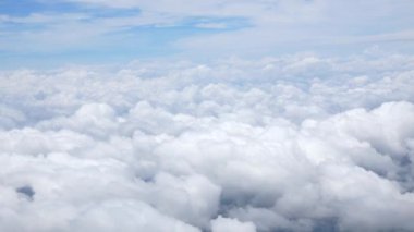 Güneşli bir günde bulutların üzerinde uçuşan beyaz kabarık bulutlu mavi gökyüzü ve sıcak yaz mevsiminde atmosferde hareket eden bulutlar. yaz bulutları doğal arkaplan