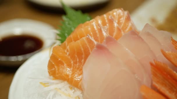 Cerrar Hasta Tazón Sashimi Pescado Fresco Crudo Comida Japonesa Mientras — Vídeos de Stock