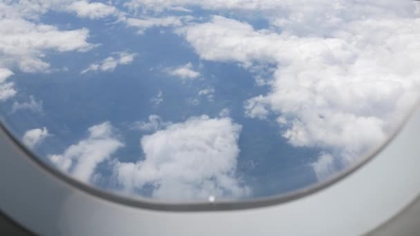 Vista Através Janela Aeronave Com Vista Céu Azul Com Nuvens — Vídeo de Stock