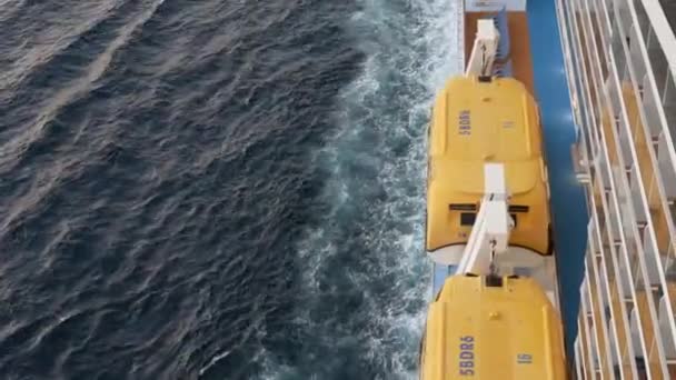 Лайфборо Гігантському Круїзному Судні Вид Вниз Поверхні Океану Хвильовим Хвостом — стокове відео
