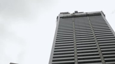 Şehir ticaret bölgesindeki modern ofis gökdelenleri finans binaları. Modern camlara bakıyorum. Finansal modern binalara. Arka planda açık gökyüzü var.