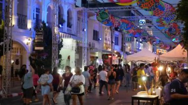 Ocak 29.2023.Phuket, Tayland. Thalang Yolu 'nda ve Çin Yeni Yıl Festivali veya Phuket Festivali 2023 aydınlatma gecesi çevresinde dinlenen kalabalık turist alışverişi.