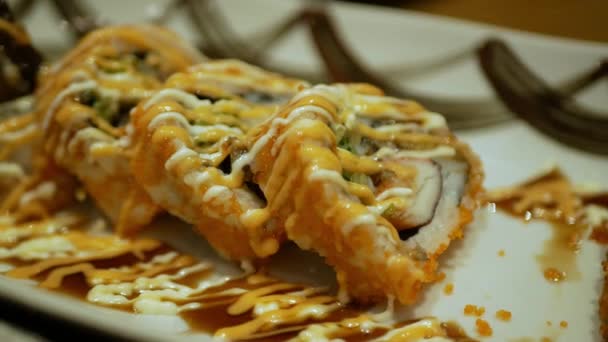 젓가락을 사용하여 접시에서 초밥을 선택하는 신선한 음식과 후토마키 접시에 닫습니다 — 비디오