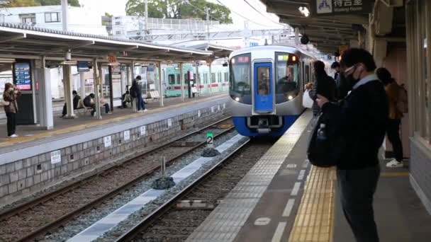 20222年11月13日 日本福冈 乘客在日本Jr车站的月台上等候繁忙时间到达的慢车通勤列车 — 图库视频影像
