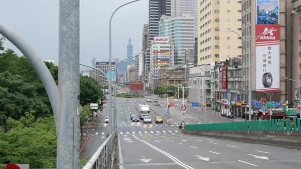 台北台北 台北旧城区 在阳光明媚的白天 有许多车辆在古铁皮北门附近的道路上行驶 — 图库视频影像