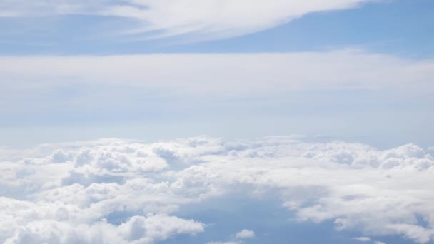비행기에서 날아오는 날아가고 여름에는 구름을 배경으로 움직이고 — 비디오