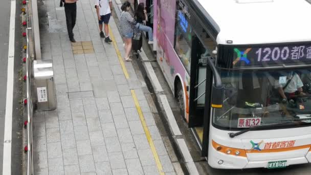 7월24 2023 타이베이 타이완 전망에 보행자 승객과 정류장에서 낮에는 버스에서 — 비디오